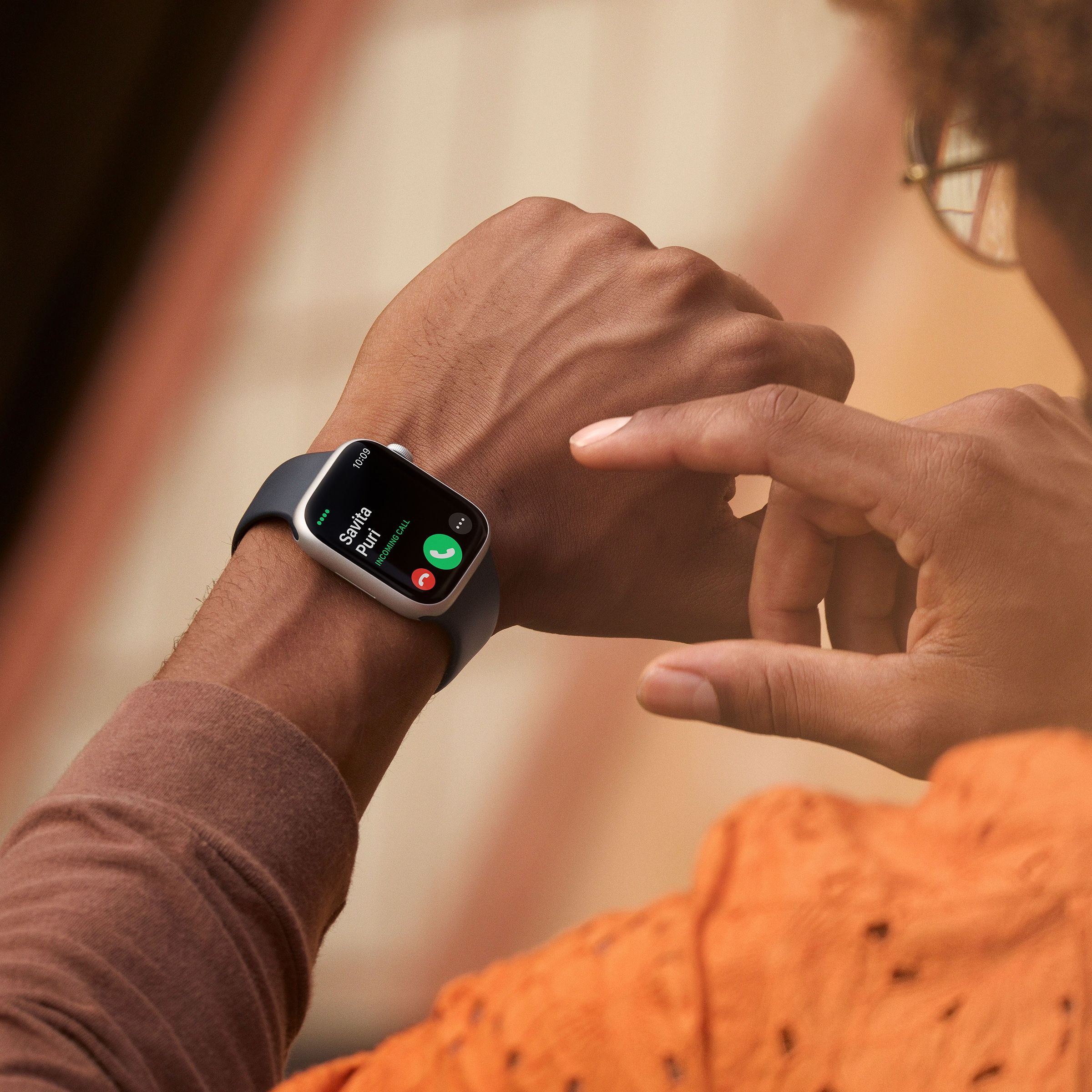 Apple Watch Series 8 GPS + Cellular with Sports Band (45mm Retina LTPO OLED Display, Silver Stainless Steel Case) Apple Watch Series 8 GPS + Cellular with Sports Band (45mm Retina LTPO OLED Display, Silver Stainless Steel Case)_4