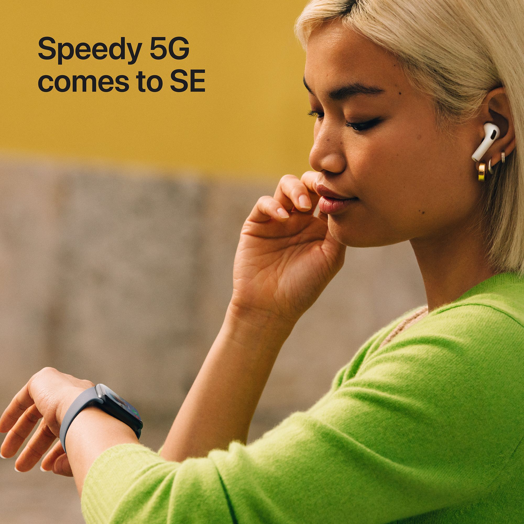Apple Watch SE 3 GPS+Cellular with Starlight Sport Band - S/M (44mm Retina LTPO OLED Display, Starlight Aluminium Case)_4