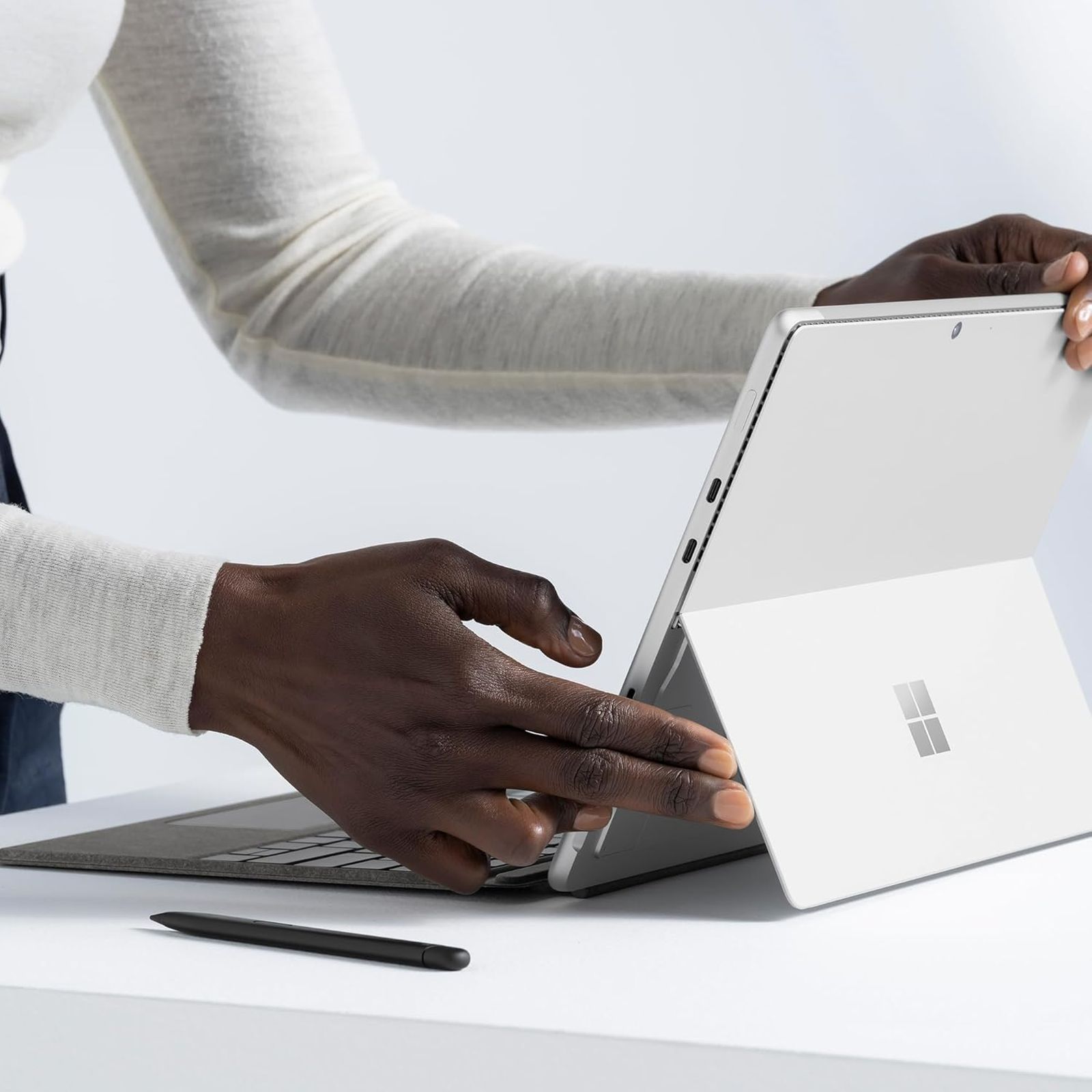 Microsoft EP2-01831 Wireless Keyboard Case for Surface Pro (11th Gen) with Slim Pen (78 Backlit Keys, Platinum) Microsoft EP2-01831 Wireless Keyboard Case for Surface Pro (11th Gen) with Slim Pen (78 Backlit Keys, Platinum)_6