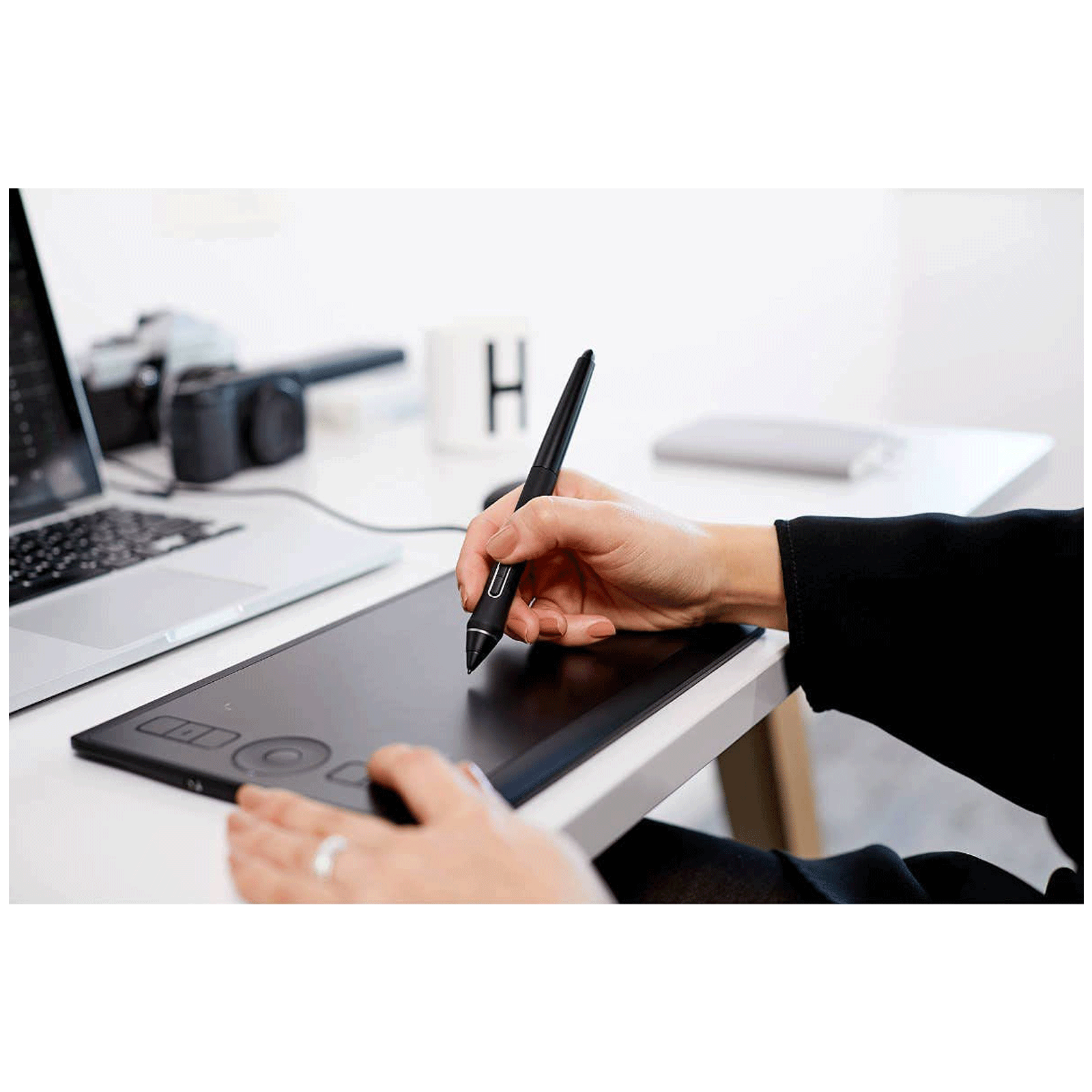 Wacom Intuos Pro Small Graphics Tablet (7 Inch, Black) Wacom Intuos Pro Small Graphics Tablet (7 Inch, Black)_10