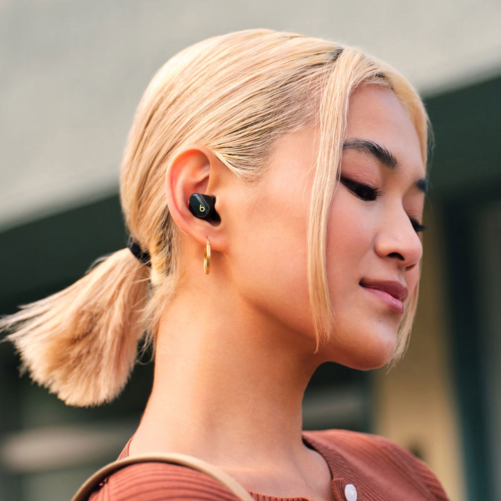 beats Studio Buds Plus TWS Earbuds with Active Noise Cancellation (IPX4 Water & Sweat Resistant, Siri Voice Assistant, Black) beats Studio Buds Plus TWS Earbuds with Active Noise Cancellation (IPX4 Water & Sweat Resistant, Siri Voice Assistant, Black)_5