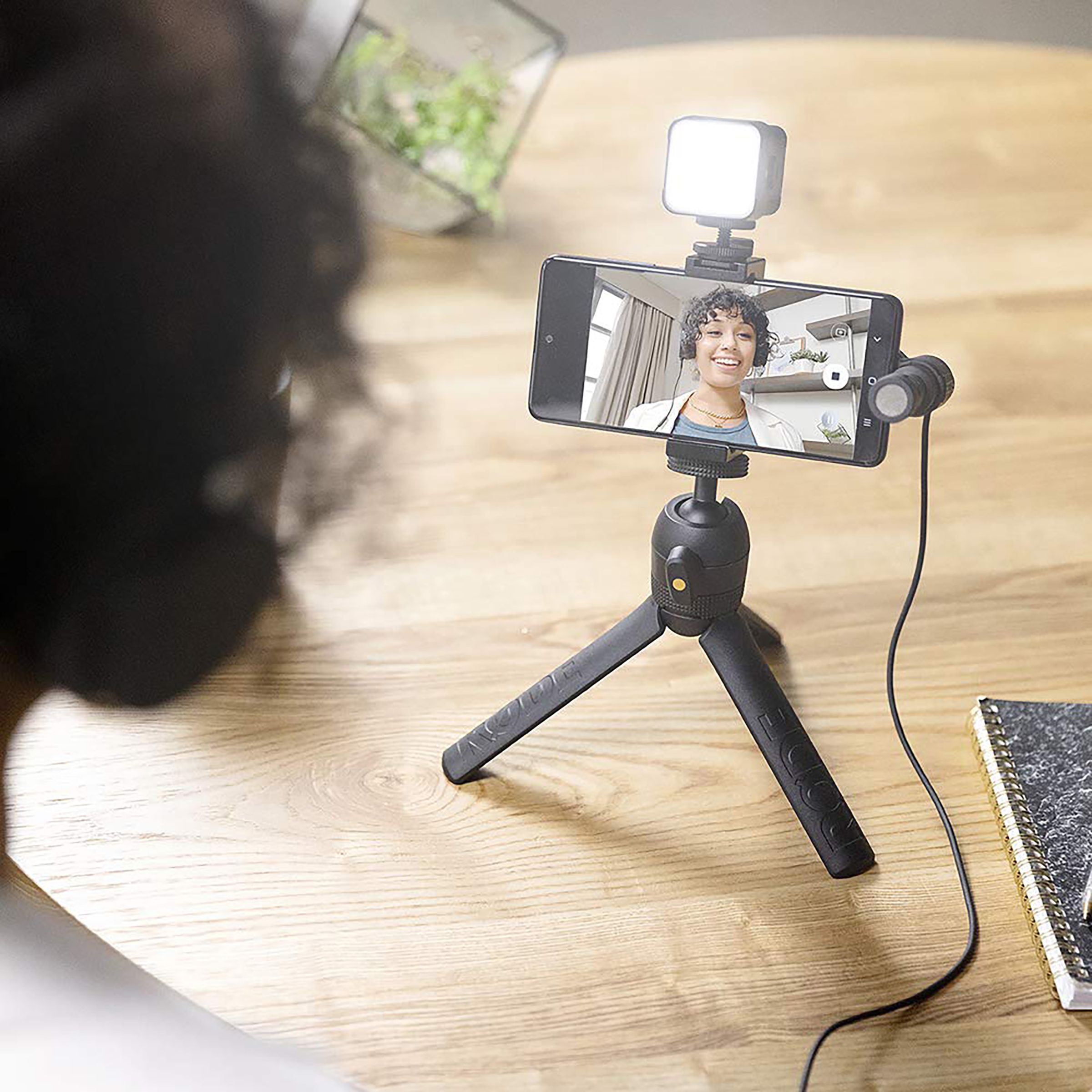 RODE VLOGVMMC Vlogger Kit for Mobile with Mic (Directional Sound Pickup, Black) RODE VLOGVMMC Vlogger Kit for Mobile with Mic (Directional Sound Pickup, Black)_8