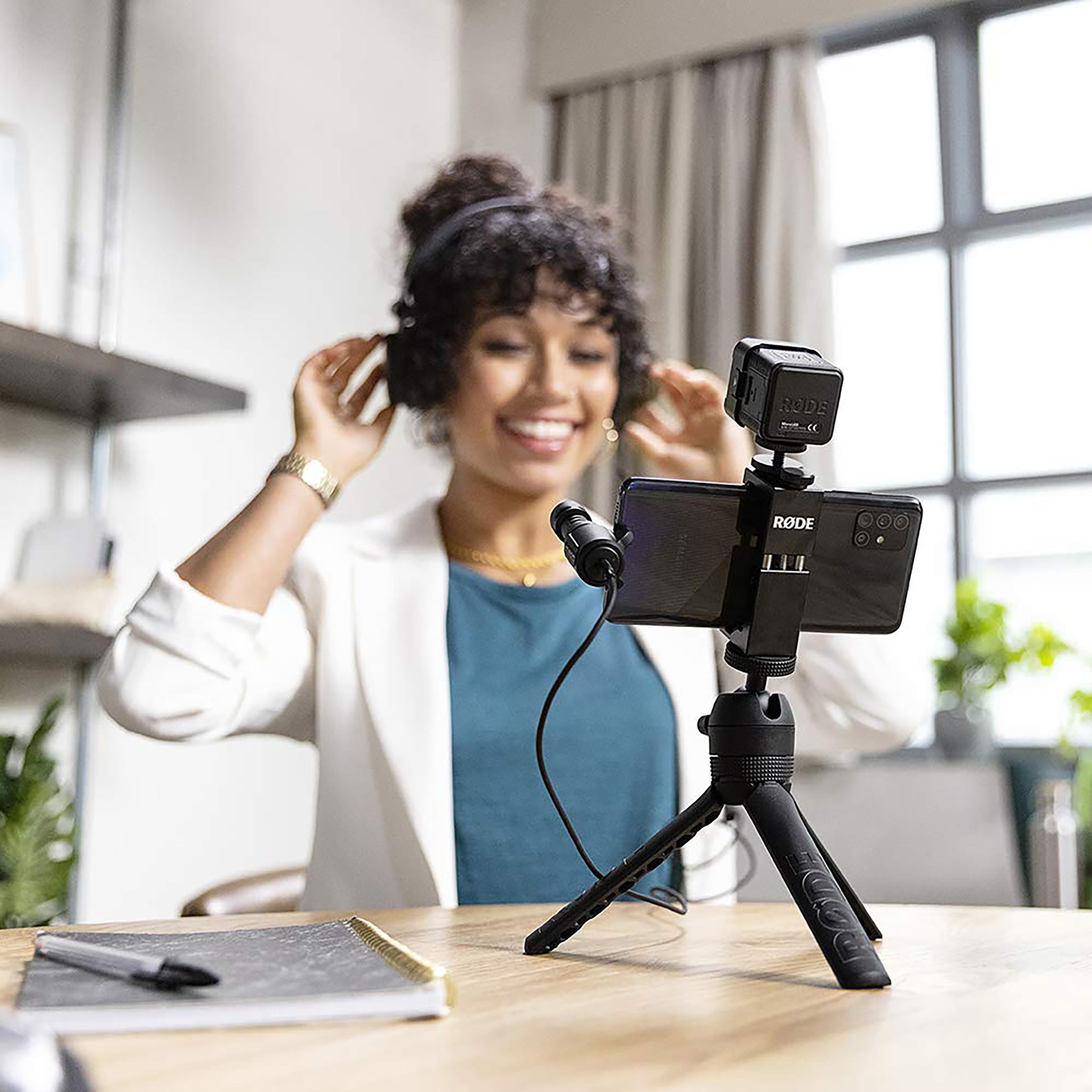 RODE VLOGVMMC Vlogger Kit for Mobile with Mic (Directional Sound Pickup, Black) RODE VLOGVMMC Vlogger Kit for Mobile with Mic (Directional Sound Pickup, Black)_9