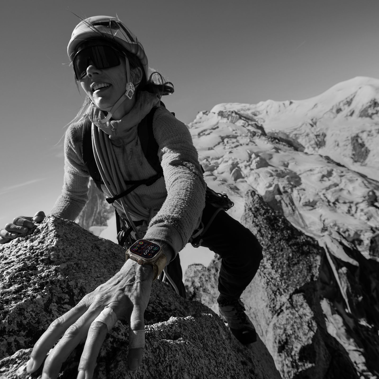 Apple Watch Ultra 2 GPS+Cellular with Blue/Black Trail Loop - M/L (49mm Display, Titanium Case) Apple Watch Ultra 2 GPS+Cellular with Blue/Black Trail Loop - M/L (49mm Display, Titanium Case)_5