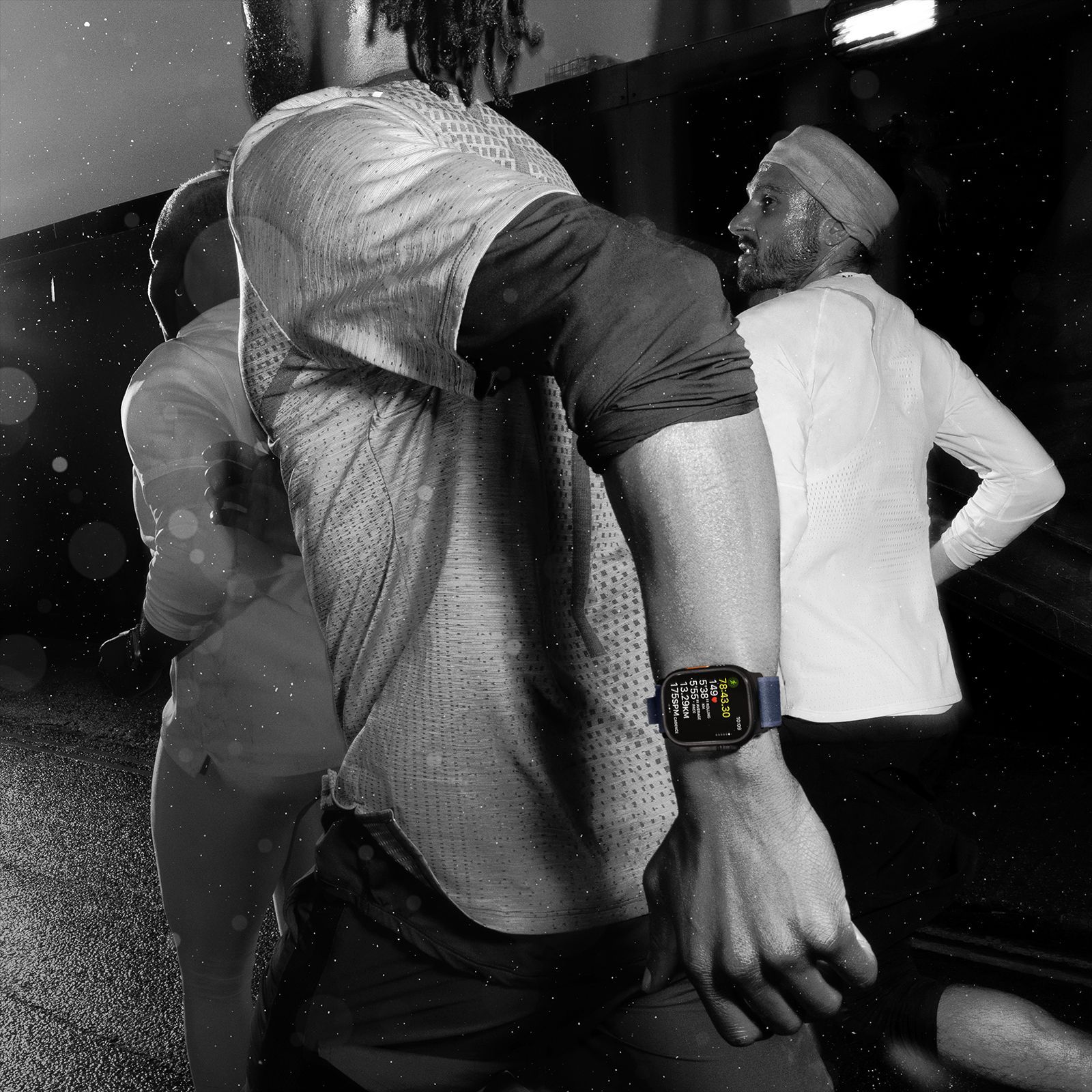 Apple Watch Ultra 2 GPS+LTE with Titanium Milanese Loop - S (49mm Retina LTPO2 OLED Display, Natural Titanium Case)_7