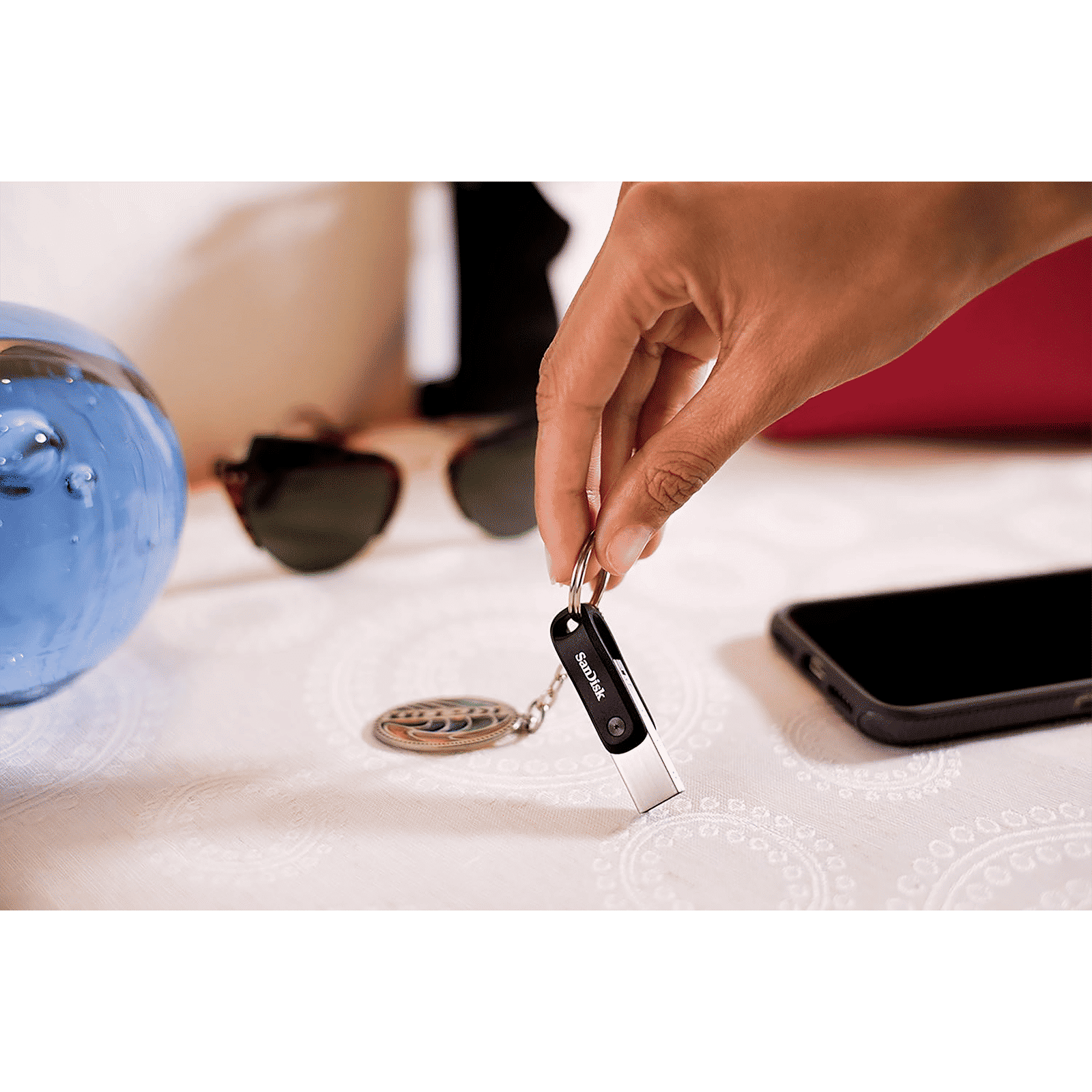 SanDisk iXpand 64GB USB Type A (3.0) Pen Drive (Dual-Purpose Swivel with Keyring Hole, Black)_12