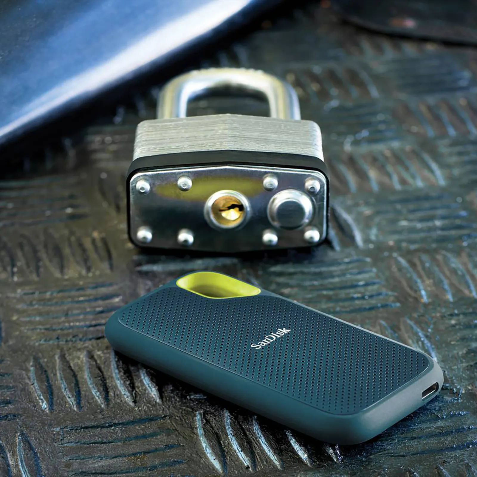 SanDisk Extreme 1 TB USB Type-C (3.2) Portable Solid State Drive (Drop Protection, Monterey)_6