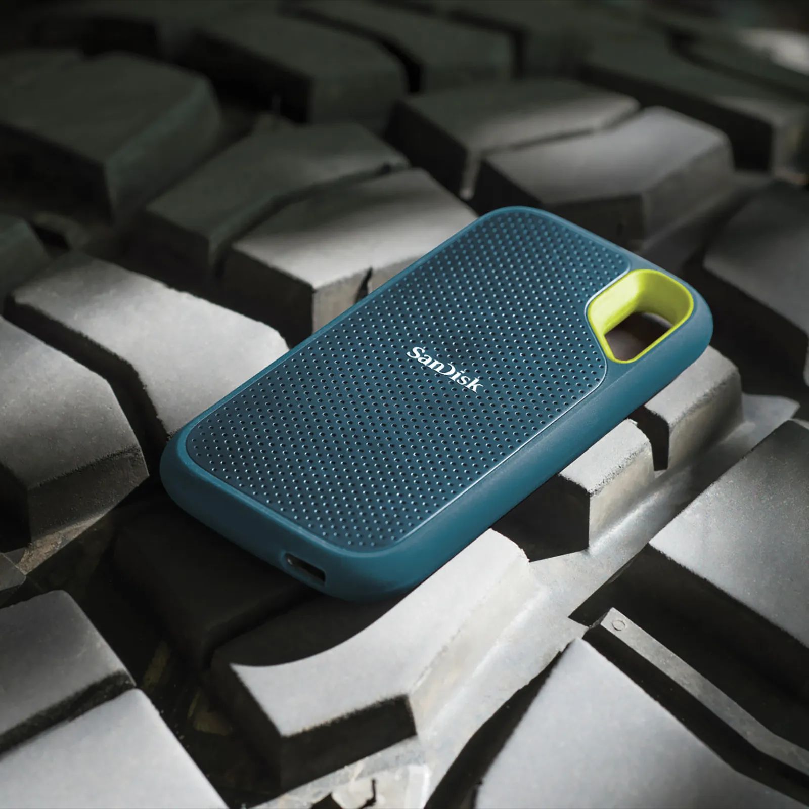 SanDisk Extreme 1 TB USB Type-C (3.2) Portable Solid State Drive (Drop Protection, Monterey)_7