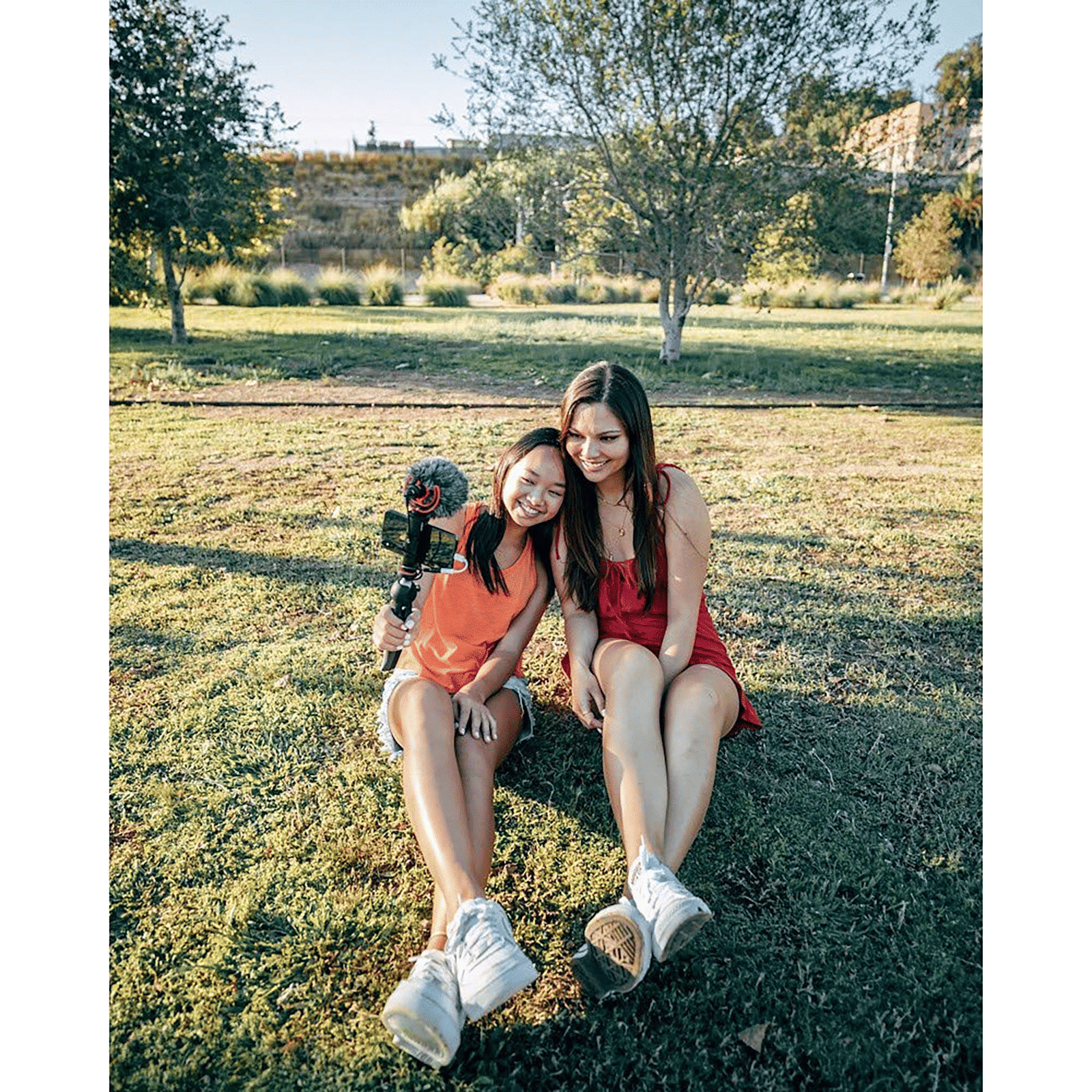 JOBY Wavo 3.5 Jack Wired Microphone with Safety Locking Disk (Black & Red)_5