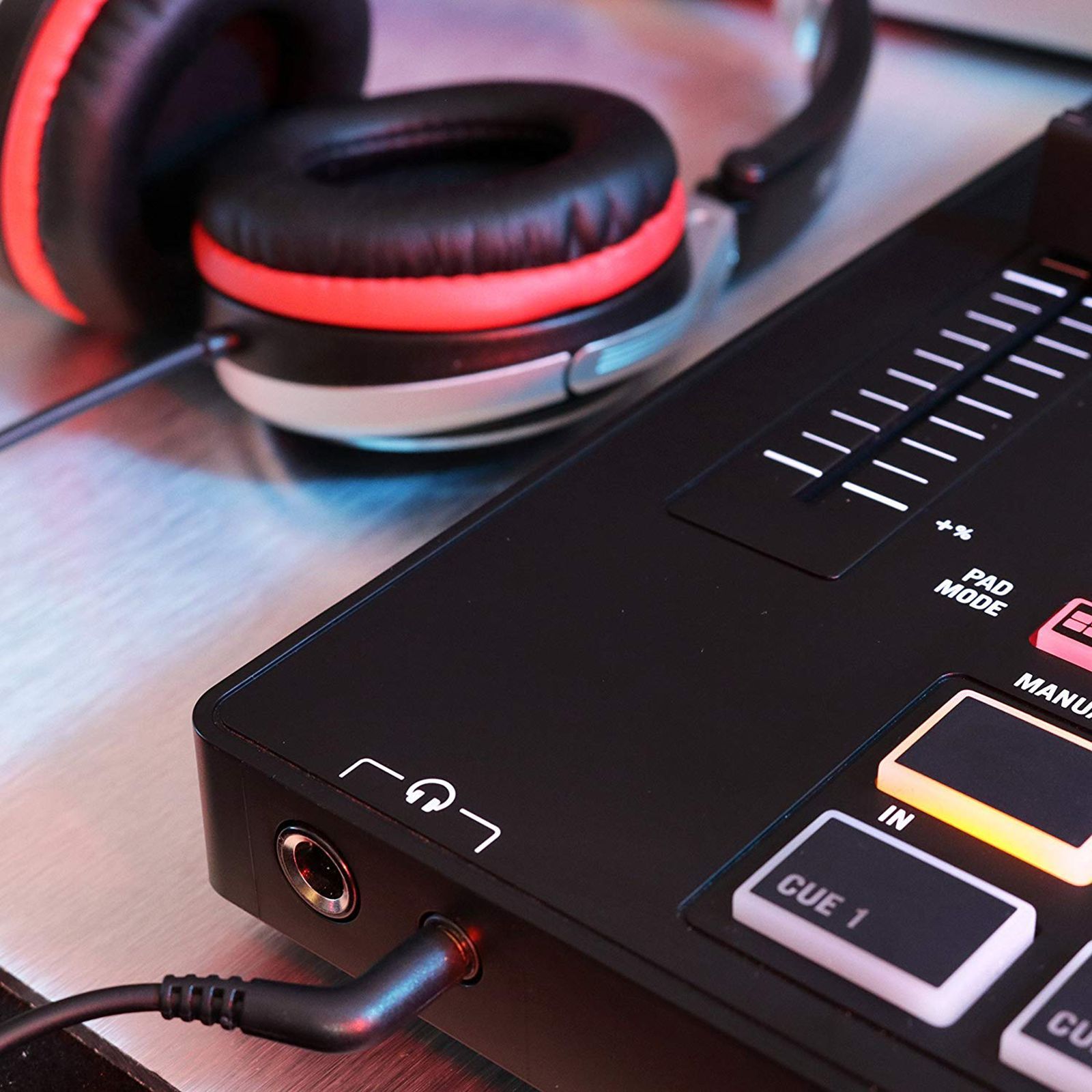 Numark All-in-One DJ Controller (MixTrack Pro III, Black)_10