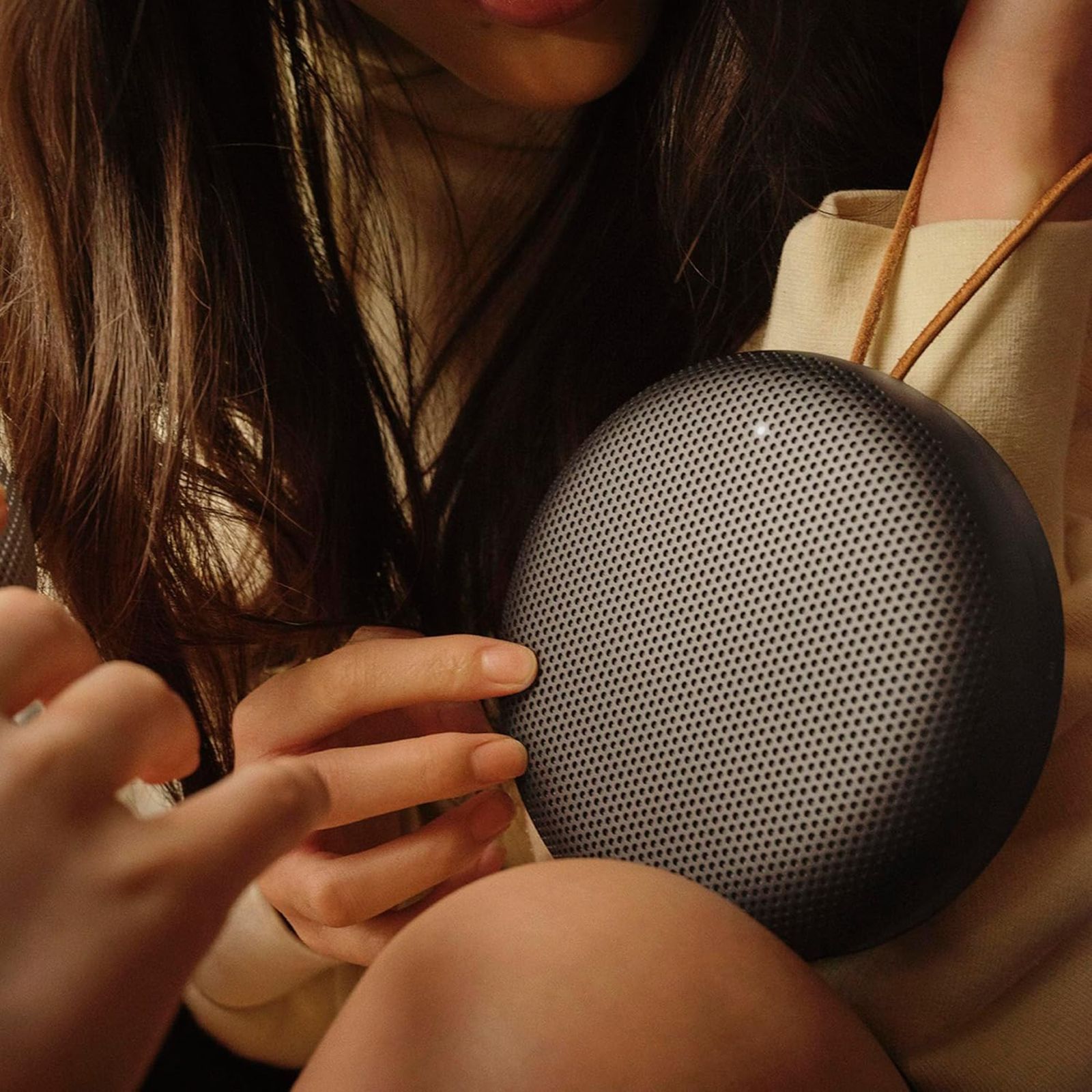 Bang & Olufsen Beosound A1 (2nd Gen) with Alexa Compatible Smart Speaker (IP67 Waterproof, Black Anthracite)_19