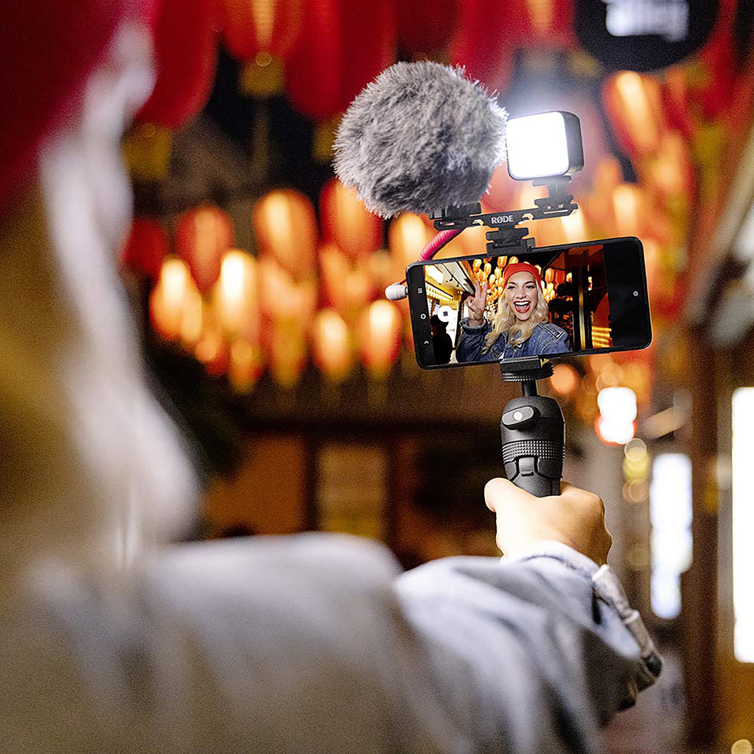 RODE VLOGVMICRO Vlogger Kit for Mobile with Mic (Directional Sound Pickup, Black) RODE VLOGVMICRO Vlogger Kit for Mobile with Mic (Directional Sound Pickup, Black)_5