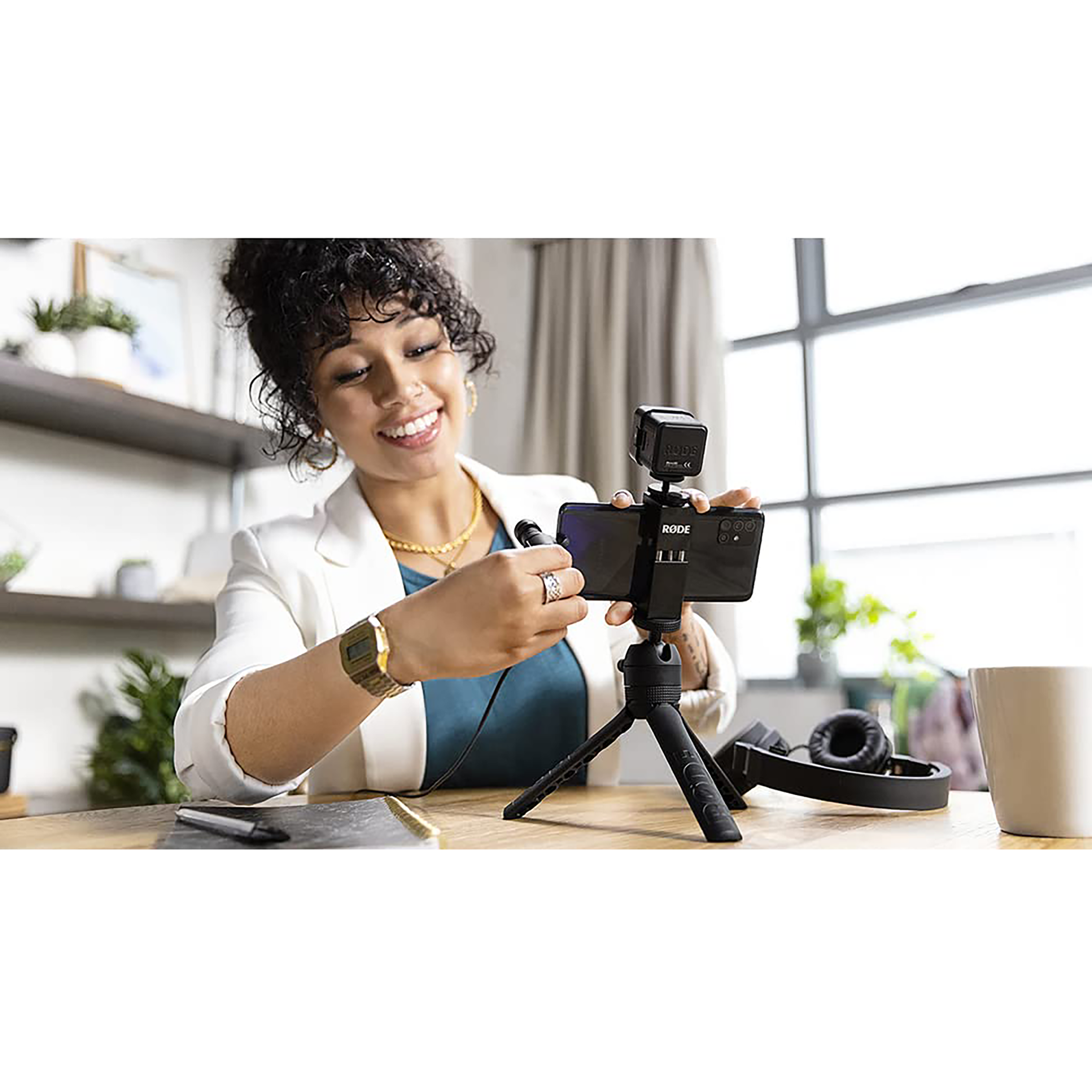 RODE VLOGVMMC Vlogger Kit for Mobile with Mic (Directional Sound Pickup, Black)_10