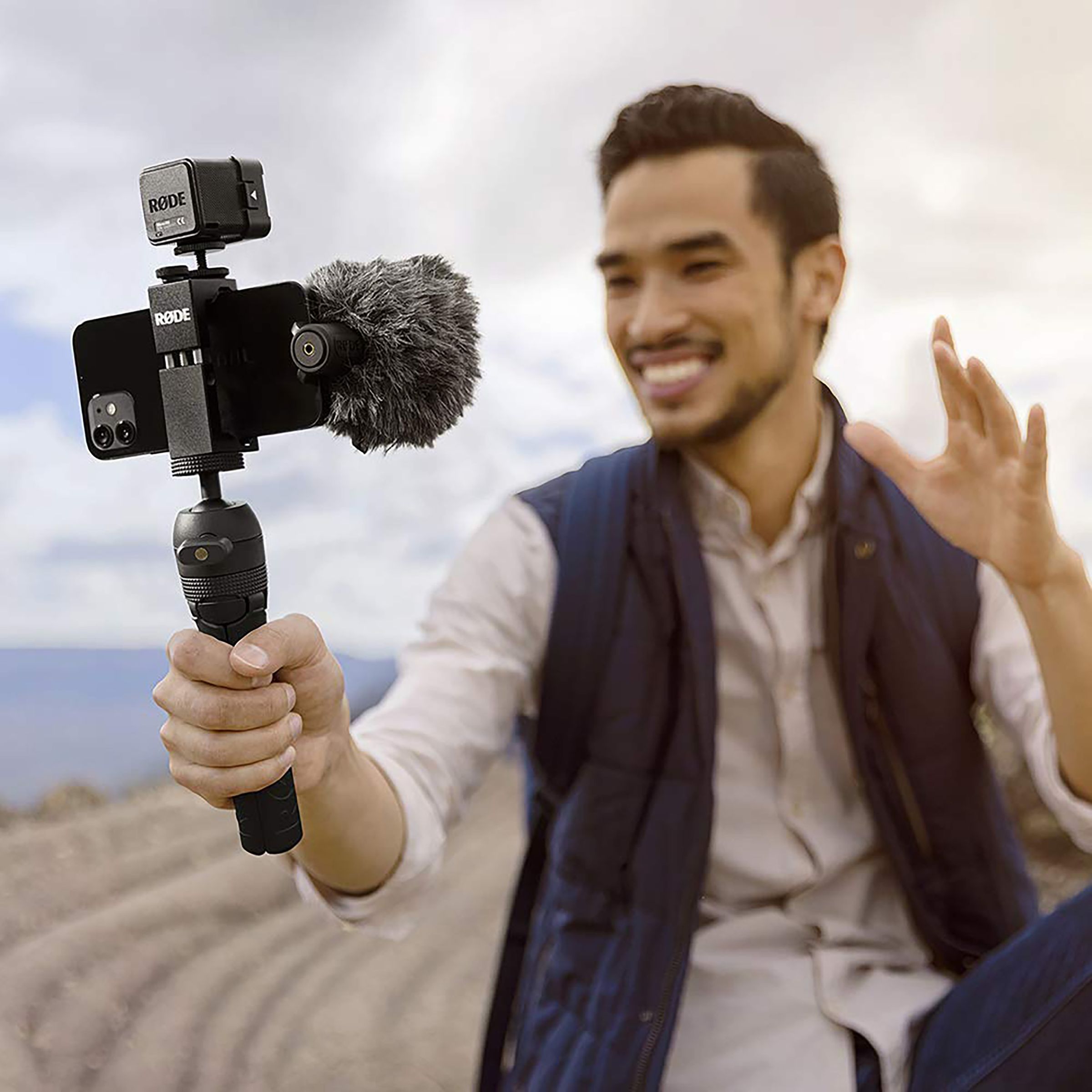 RODE VLOGVMML Vlogger Kit for Mobile with Mic (Directional Sound Pickup, Black) RODE VLOGVMML Vlogger Kit for Mobile with Mic (Directional Sound Pickup, Black)_13