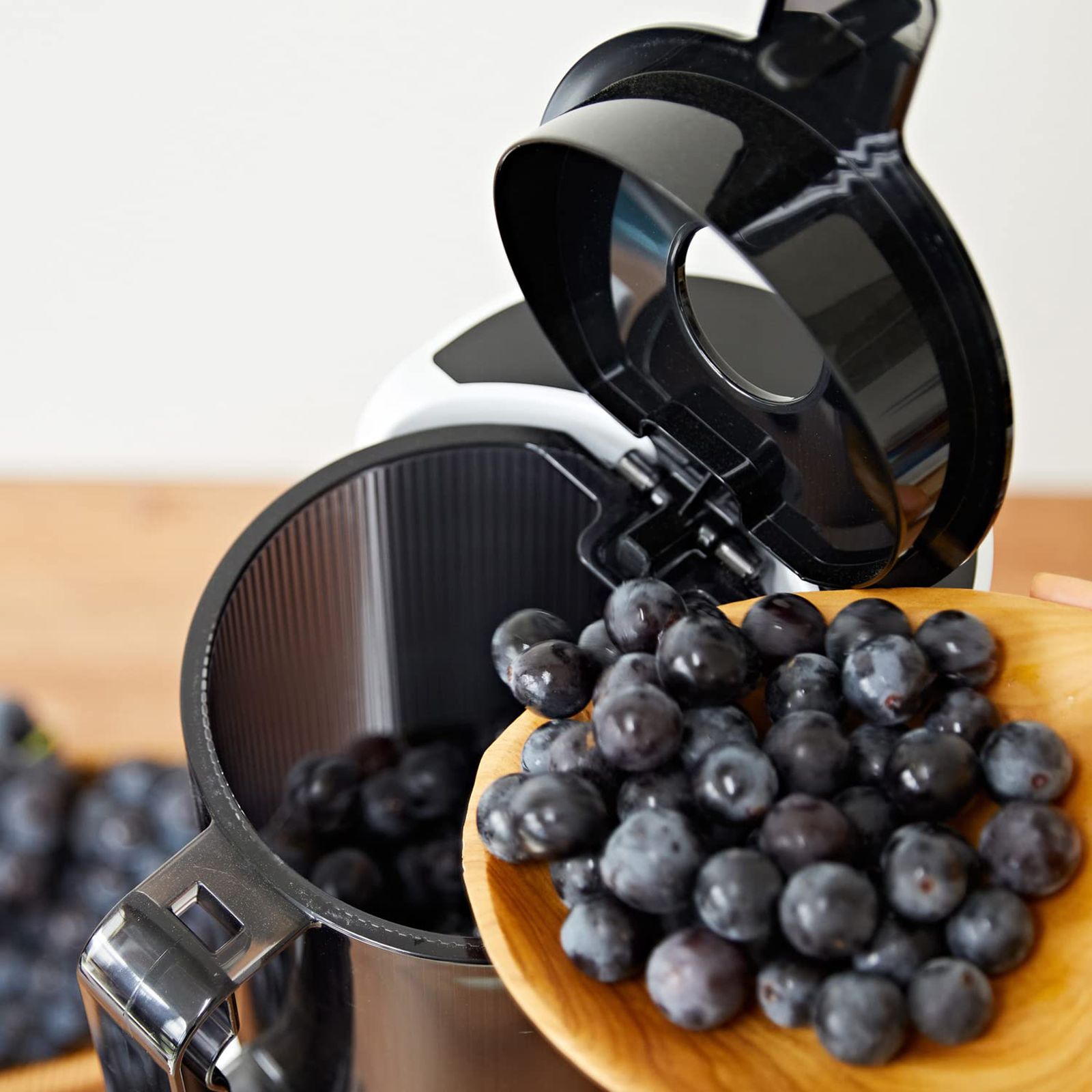 Hurom Premium Series 200 Watt Cold Press Juicer (50 RPM, Self-Feeding Hopper, Vivid Red) Hurom Premium Series 200 Watt Cold Press Juicer (50 RPM, Self-Feeding Hopper, Vivid Red)_8