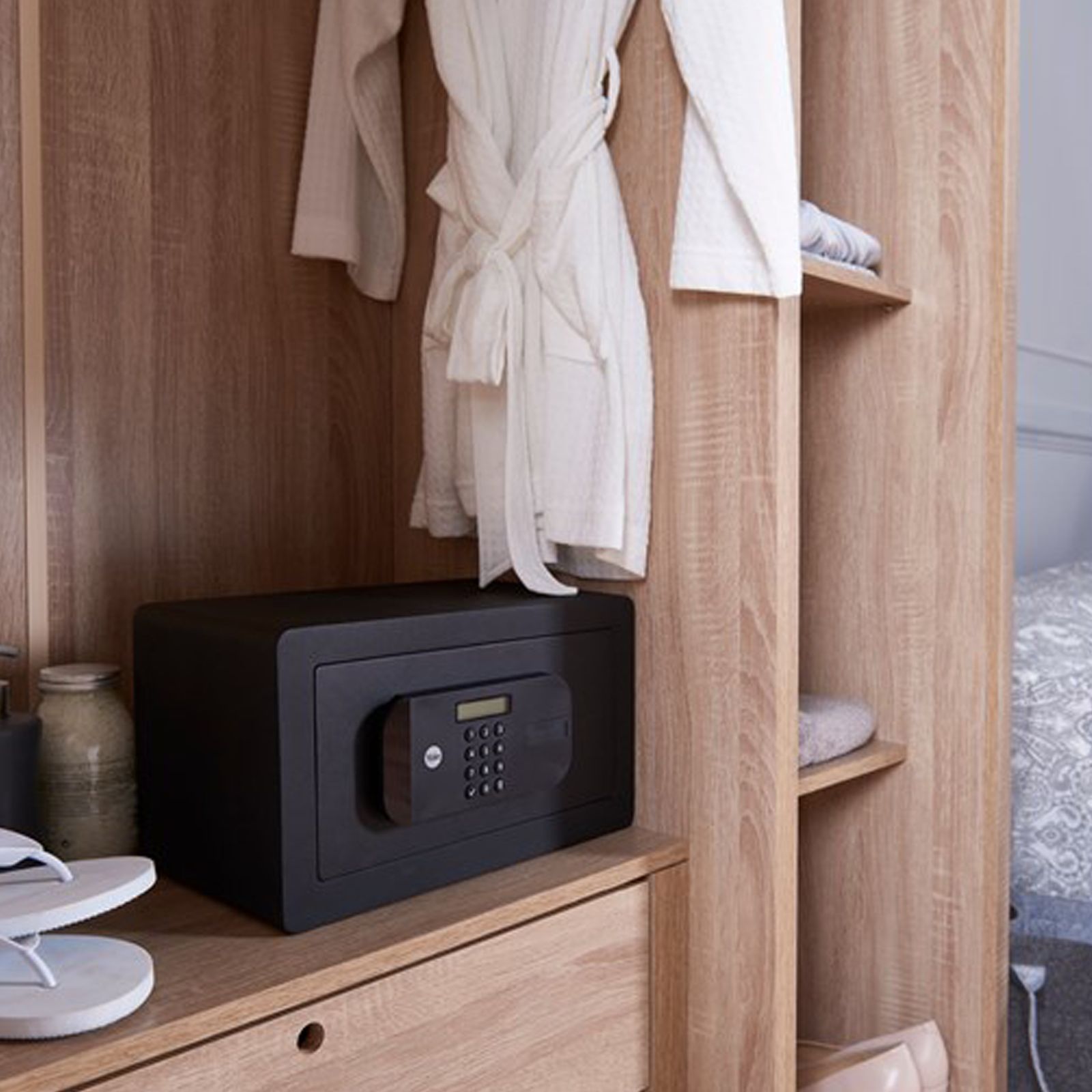 Yale 9.6 Litres Digital Safety Locker (1 Shelve, YSEB/200/EB1, Black) Yale 9.6 Litres Digital Safety Locker (1 Shelve, YSEB/200/EB1, Black)_7